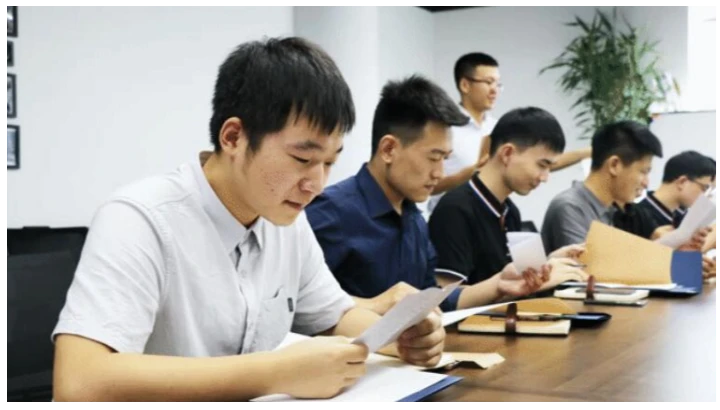 今天，这个公司居然有几十位同事过教师节！