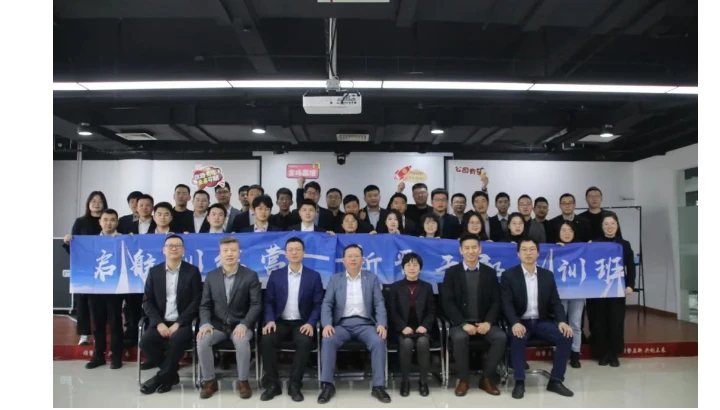 这场“别开生面”的拜师礼，让这群“后浪”扬帆启航！